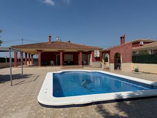 Chalet in Albatera. Chalet en venta con piscina y 17.000m2 de terreno en producción