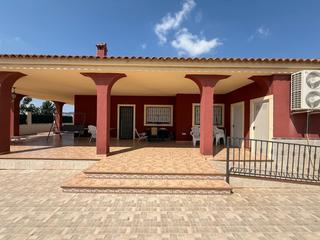 Xalet a Albatera. Chalet en venta con piscina y 17.000m2 de terreno en producción