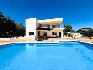 Chalet à Jubalcoi. Chalet urbano con piscina y pista de padel en elche, zona bonavi