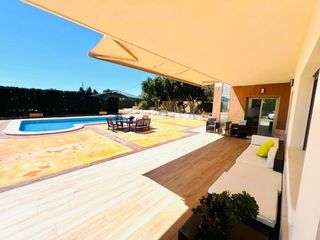 Chalet in Jubalcoi. Chalet urbano con piscina y pista de padel en elche, zona bonavi