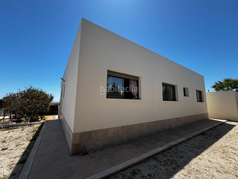 Foto 7de25cae-41f6-4d11-8690-3622efebfbc5. Alquiler chalet  urbano con piscina y pista de padel en elche, zona bonavista en Elche / Elx