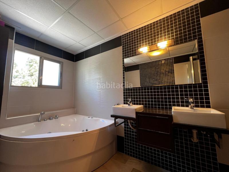 Foto 9464905a-ba16-4867-9ed3-c07c843765a2. Alquiler chalet  urbano con piscina y pista de padel en elche, zona bonavista en Elche / Elx