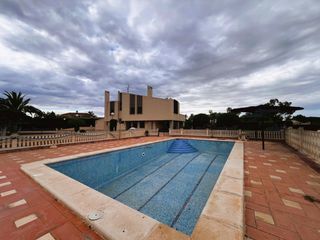 Xalet en Perleta - Maitino. Chalet con piscina en elche, zona perleta.
