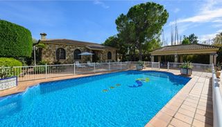 Chalet en Alzabares. Chalet con piscina a 3 minutos de elche, zona alzabares alto.