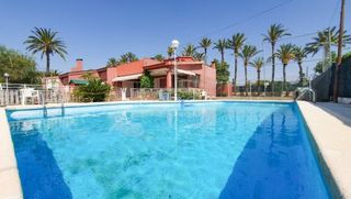 Chalet in Alzabares. Chalet urbano con piscina a 1 km de elche, zona alzabares alto.
