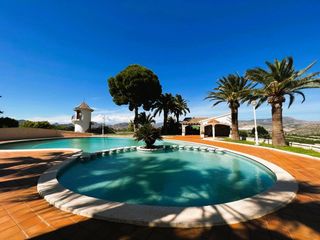 Mas à Monòver. Espectacular finca estilo mediterránea a la venta.