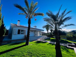 Xalet a Monforte del Cid. Chalet moderno con piscina en alenda golf