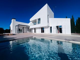 Chalet à Monforte del Cid. Chalet moderno con piscina en alenda golf