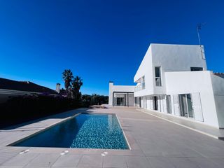 Chalet in Monforte del Cid. Chalet moderno con piscina en alenda golf