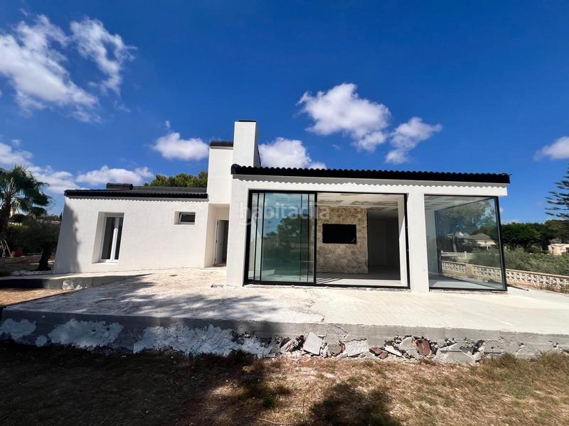 Foto 4113d844-846a-4347-b330-f8a9a47dff1a. Chalet  moderno en elche, zona Valverde alto. en Elche / Elx