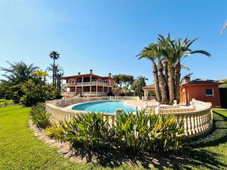 Chalet in Valverde. Chalet urbano con piscina en elche, zona valverde.