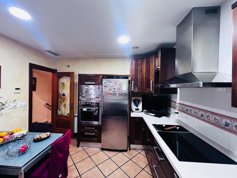 Foto 691ce274-3492-4d9f-baa6-0fae62443e10. Casa adossada amb calefacció aparcament piscina a Elche / Elx