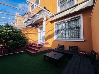 Casa adosada en El Travaló - Martínez Valero. Adosado moderno con terraza en zona nuevo altabix.