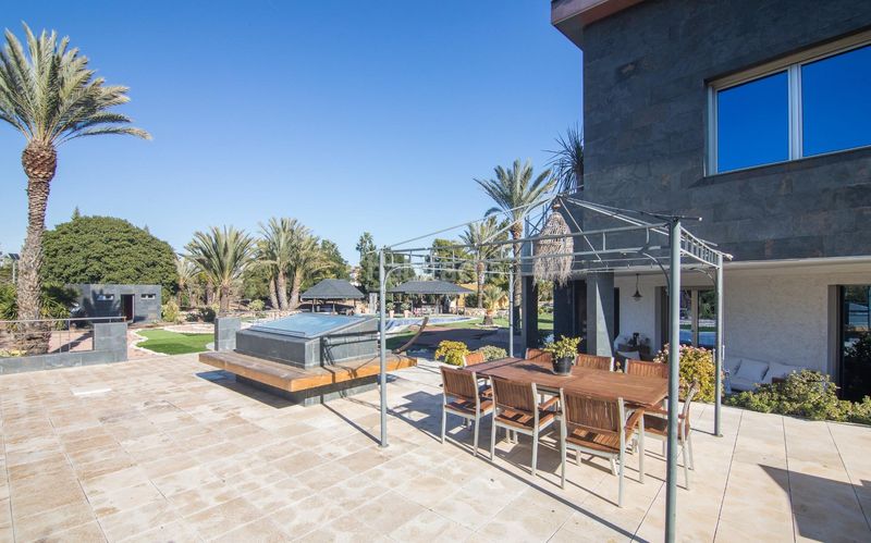 Foto 98eae220-8fac-4711-976d-ef60ae83f0e1. Xalet amb aparcament piscina a Las Bayas Elche / Elx