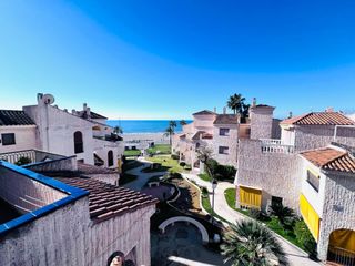 Casa a Calas Santiago Bernabeu. Bungalow en venta en primera línea de playa urbanización varader