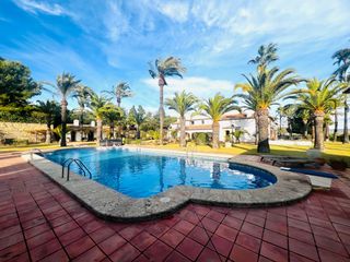 Chalet in Partida Comunes-Adsubia. Finca mediterránea de lujo en venta en jávea