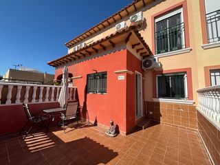 Dúplex a Zona Carrefour - Urbanizaciones. Acogedor dúplex en torrevieja con piscina y sol a tu alcance