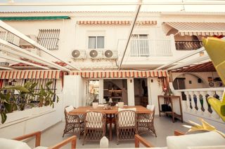 House in Playa Tamarit-Playa Lissa. Bungalow en primera linea de playa en santa pola