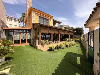 Chalet à Calas Santiago Bernabeu. Exclusivo chalet en primera línea de mar en santa pola