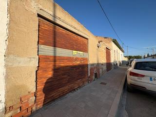 Rez-de-chaussée à Calle trebol 5. Solar urbano en bacarot