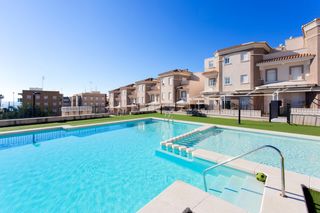 Maison à Calas Santiago Bernabeu. Exclusivo bungalow en santa pola con piscina y terraza.