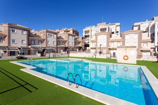Maison à Calas Santiago Bernabeu. Exclusivo bungalow en santa pola con piscina y terraza.