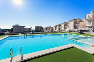 Casa in Calas Santiago Bernabeu. Exclusivo bungalow en santa pola con piscina y terraza