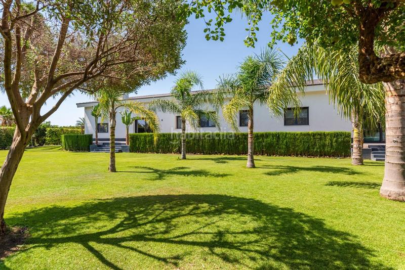 Foto 5bd808b4-1368-4794-8dbe-2403e76f43e3. Chalet  de diseño con espectaculares jardines en Elche / Elx
