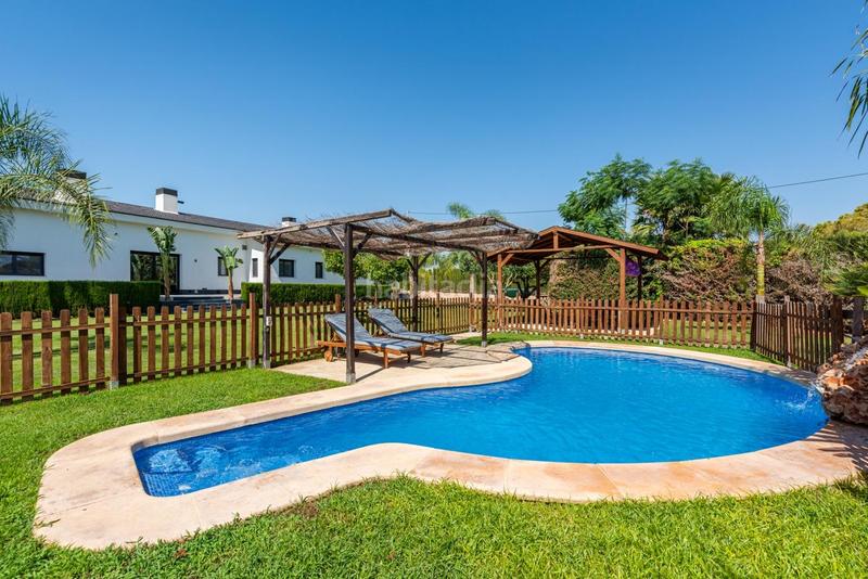 Foto 743ad104-28e5-4223-ae8c-2baffe7a556d. Chalet  de diseño con espectaculares jardines en Elche / Elx