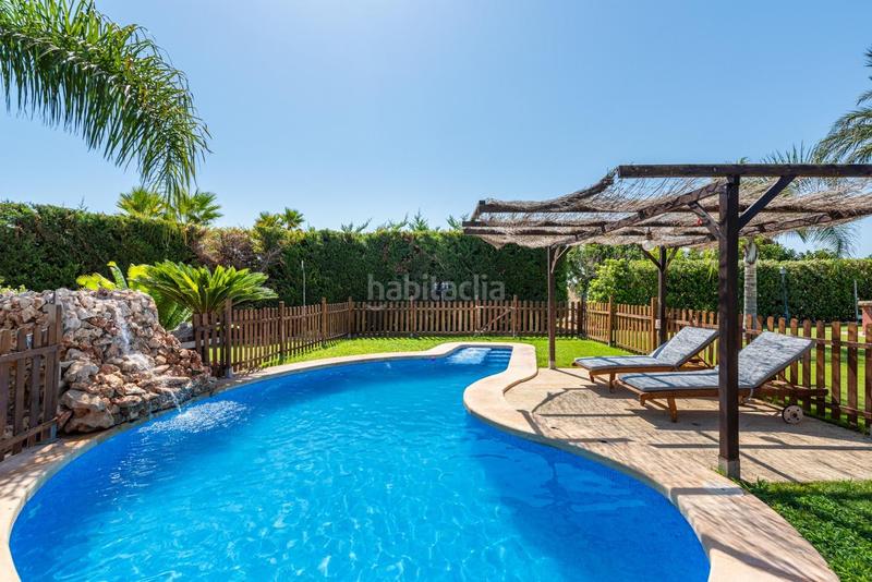 Foto f18c2f6a-2669-4762-823f-df42ba265968. Chalet  de diseño con espectaculares jardines en Elche / Elx