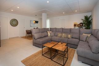 Chalet à Hondón de las Nieves. Vivienda unifamiliar con sótano y piscina privada