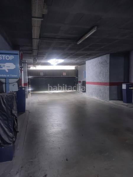 Foto 0da3d2dc-f1e3-44fe-b30a-966d91547e9b. Parking coche en Valls
