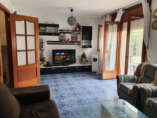 Casa a schiera  Carrer del conseller comorera. Casa adosada con 3 habitaciones con parking y calefacción