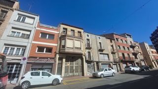 House in Avinguda de catalunya. Casa al centro con un gran almacen y dos pisos de 150 m2