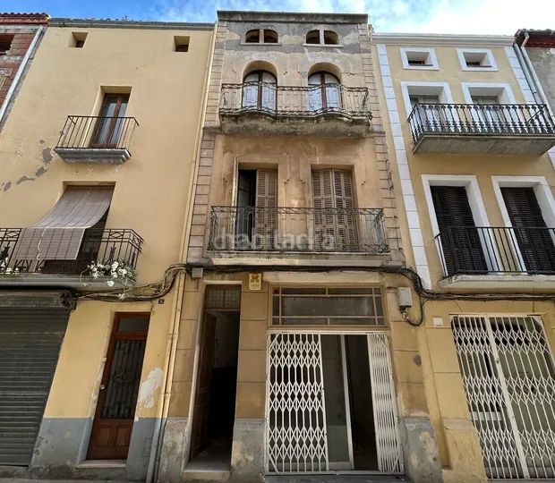 Foto ea1c8922-ee40-4c1c-a4df-1e32febc2e96. Casa en carrer de sió 16 edificio con división horizontal y múltiples posibilidades en el centro en Agramunt