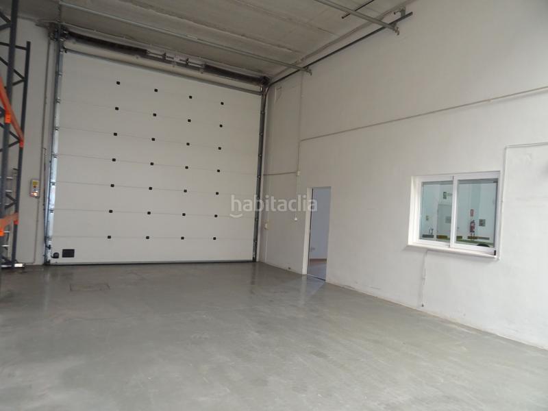 Foto a9f635e3-28ef-4542-b46c-a3f0bd4e179d. Bâtiment à usage industriel dans Algemesí