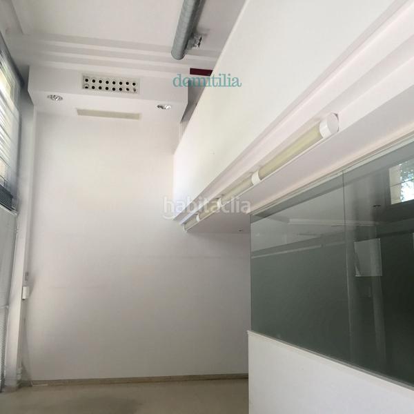 Foto f31b4ffc-3ccf-4594-8bdd-61aa9a2139ee. Alquiler local comercial  en c. josep renom plaça granados en Sabadell