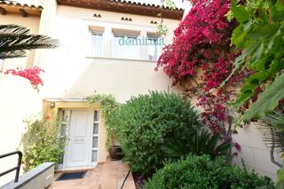 Maison  Garcilaso. Casa adosada en venta en el centro de sabadell