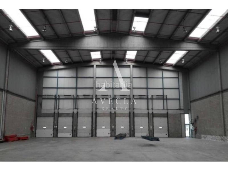 Foto 0a30f184-537b-4d96-85a1-687a092ef0b3. Rent industrial building in número 3 de la zona franca 1 in Barcelona