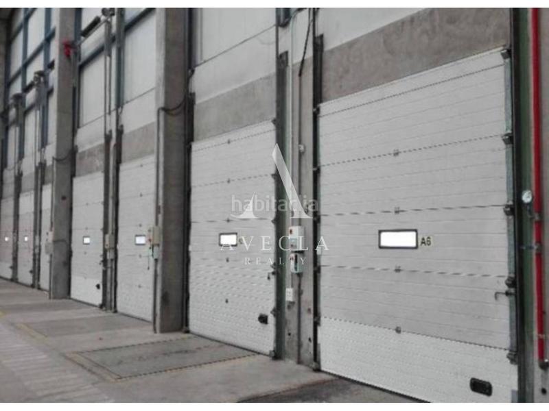 Foto 95f31121-f4ae-49f2-a001-dbb6c04b05b3. Rent industrial building in número 3 de la zona franca 1 in Barcelona