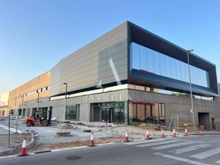 Rent Industrial building in Calle serra de galliners 1. Nave comercial en alquiler en sabadell