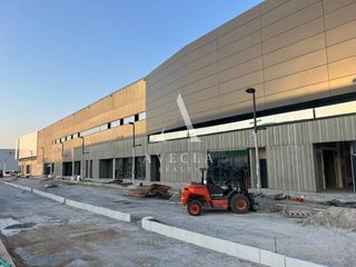Rent Industrial building in Calle serra de galliners 1. Nave comercial en alquiler en sabadell