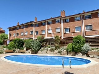 Maison jumelée à Calle josep vicenç foix 15. Casa adosada en venta en sant cugat del vallès