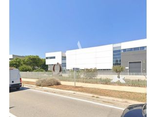 Rent Industrial building in Calle creativitat 11. Nave industrial en alquiler en gavà