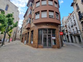 Location Local commercial à De custiol 14. Local comercial esquinero en pleno centro de igualada
