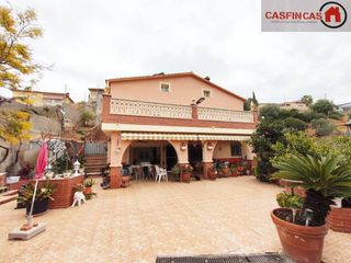 Casa a Castellet i la Gornal. Gran casa independiente 8 hab  4 ba�os  piscina urbaniz. los ros