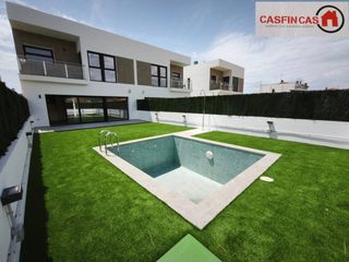 House in Cunit Residencial. Obra nueva  magnifico chalet zona prat de cunit  cunit