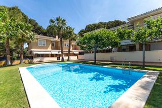 Casa  Calle cambridge. Exclusivo bungalow en urbanizacion las palmeras, junto a la sagr