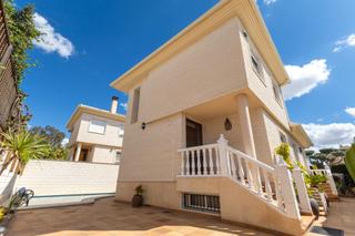 Chalet à Petrer. Exclusivo chalet en zona club de campo eldapetrer