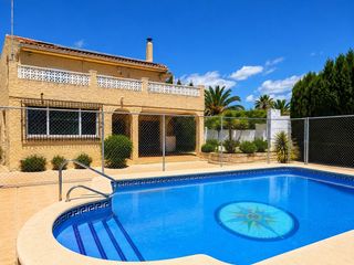 Casa a Busot. Chalet independiente con piscina y gran parcela en busot